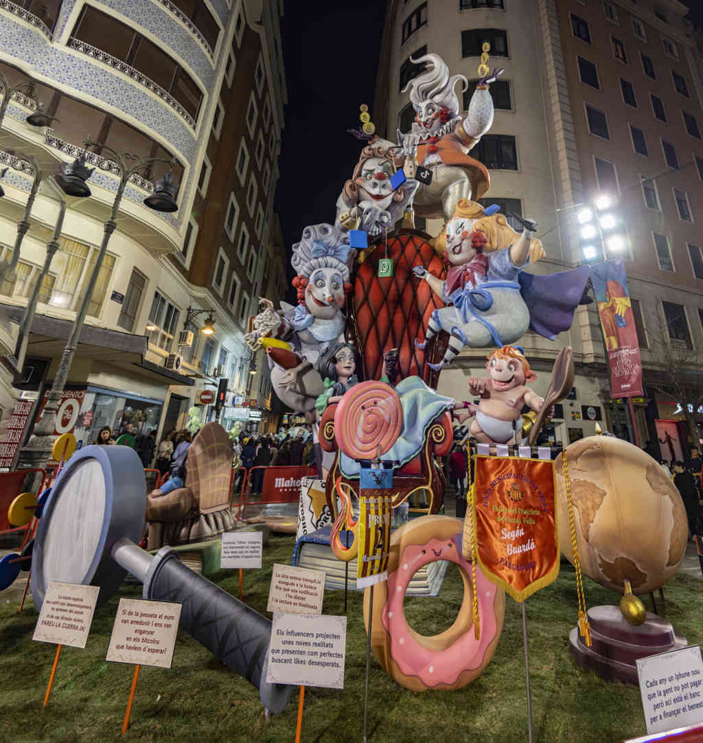 Valencia - fallas 2023 - falla Linterna-Na Robella-Barón de Cárcer - Temptacions 05.jpg